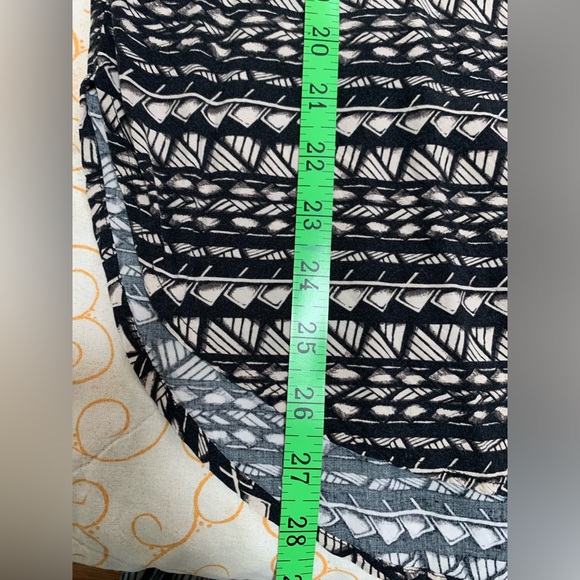 Black and tan geometric short sleeve tunic with cut out back from Dynamite - Picture 9 of 14